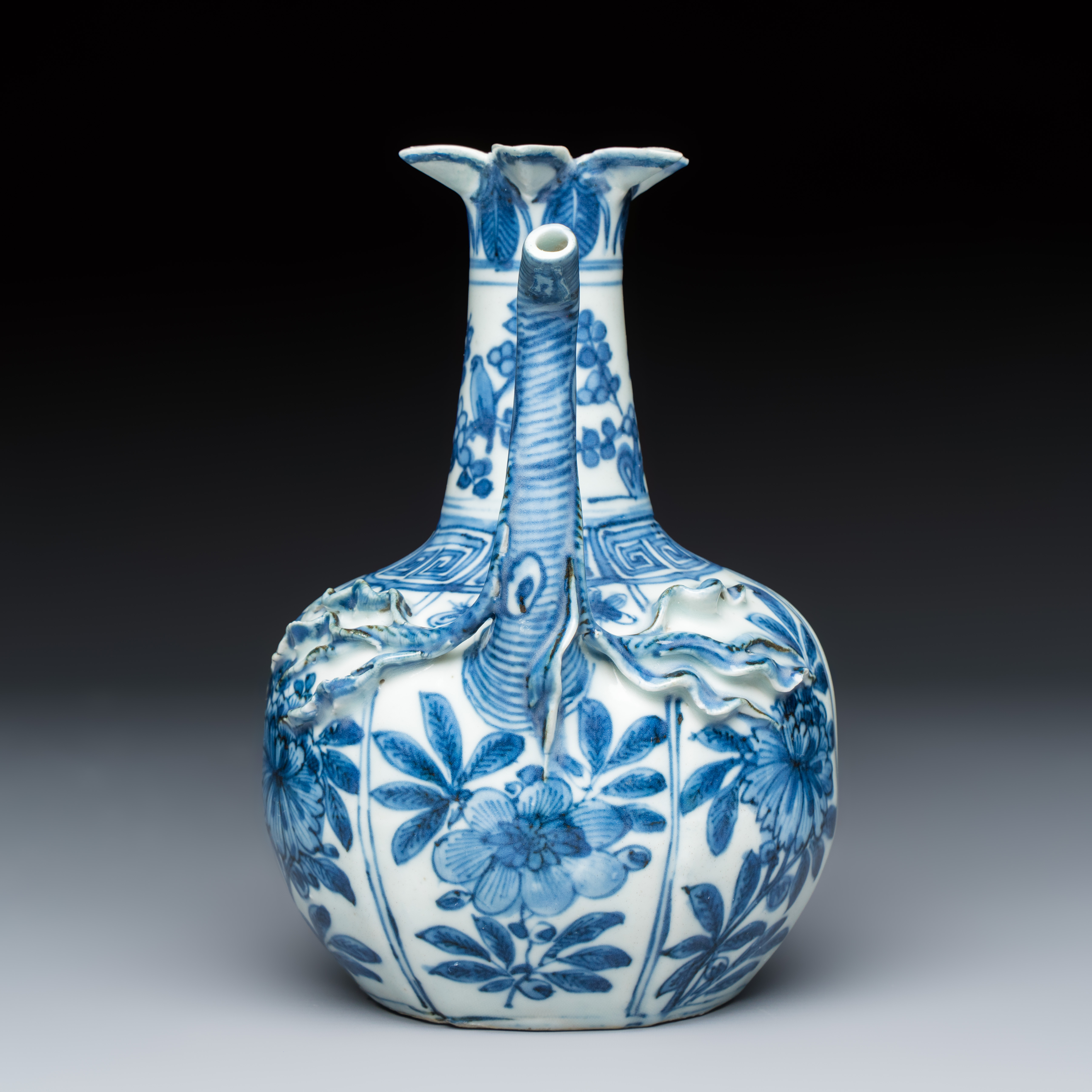 A Chinese blue and white pomegranate-shaped ewer — photo 3
