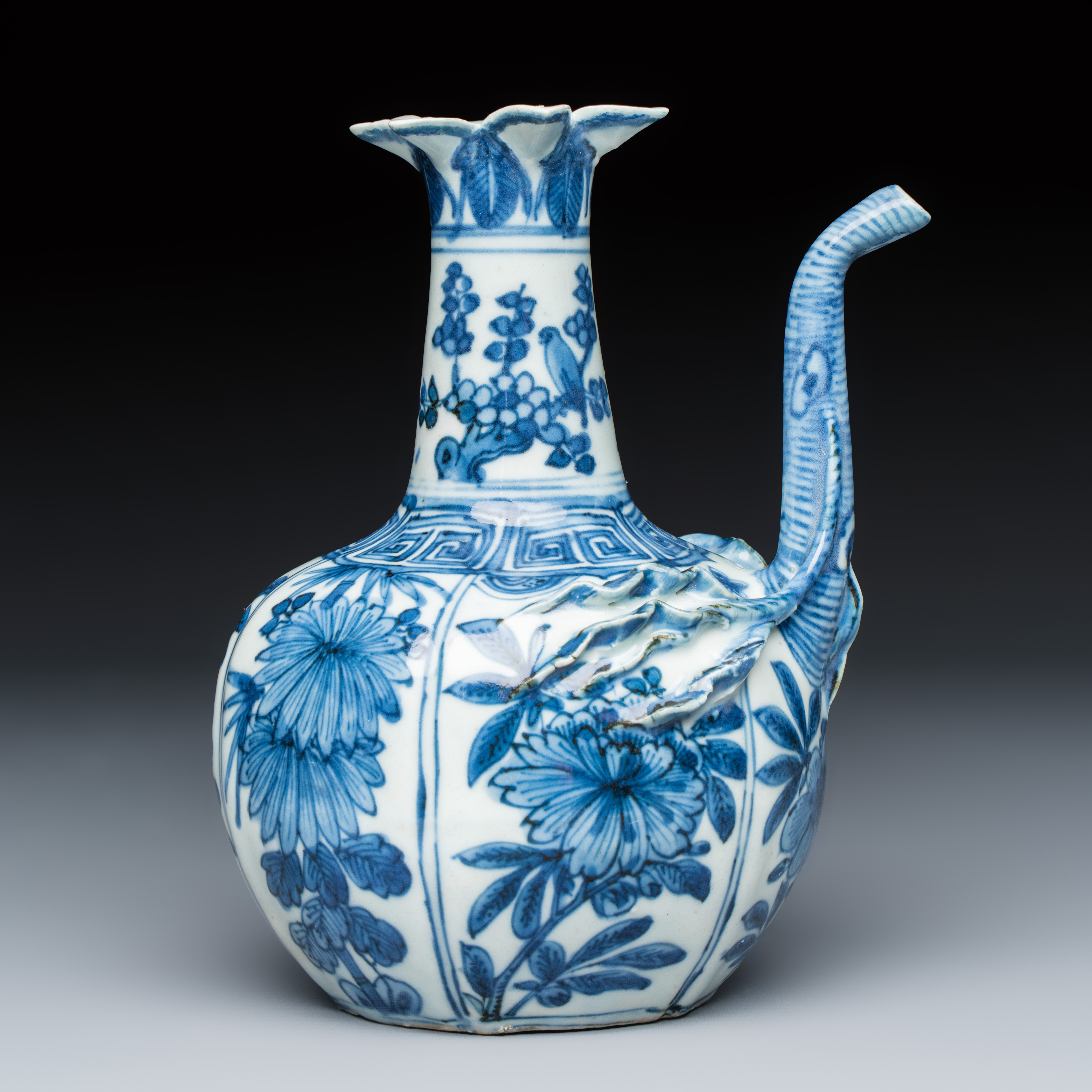 A Chinese blue and white pomegranate-shaped ewer — photo 4