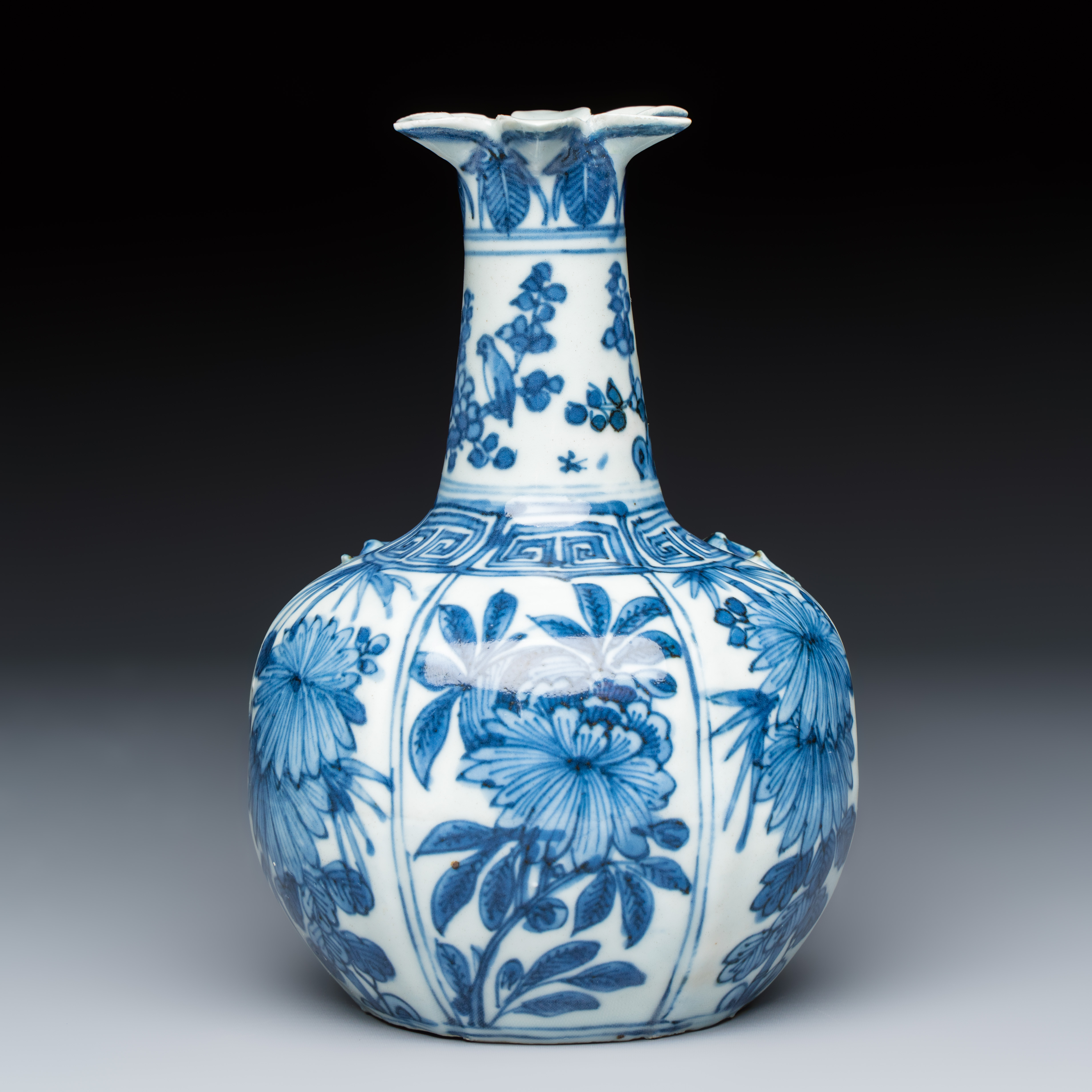 A Chinese blue and white pomegranate-shaped ewer — photo 5