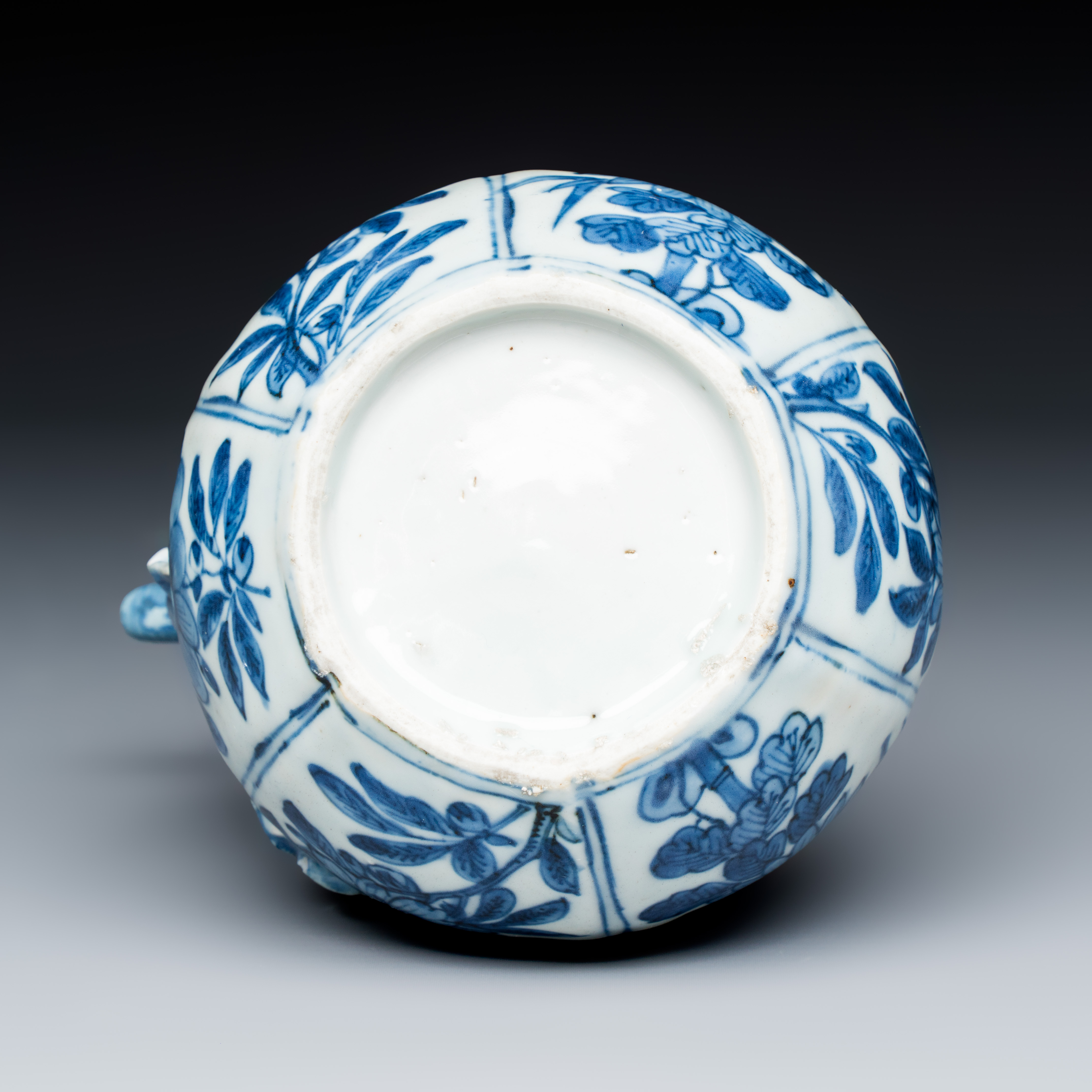 A Chinese blue and white pomegranate-shaped ewer — photo 6