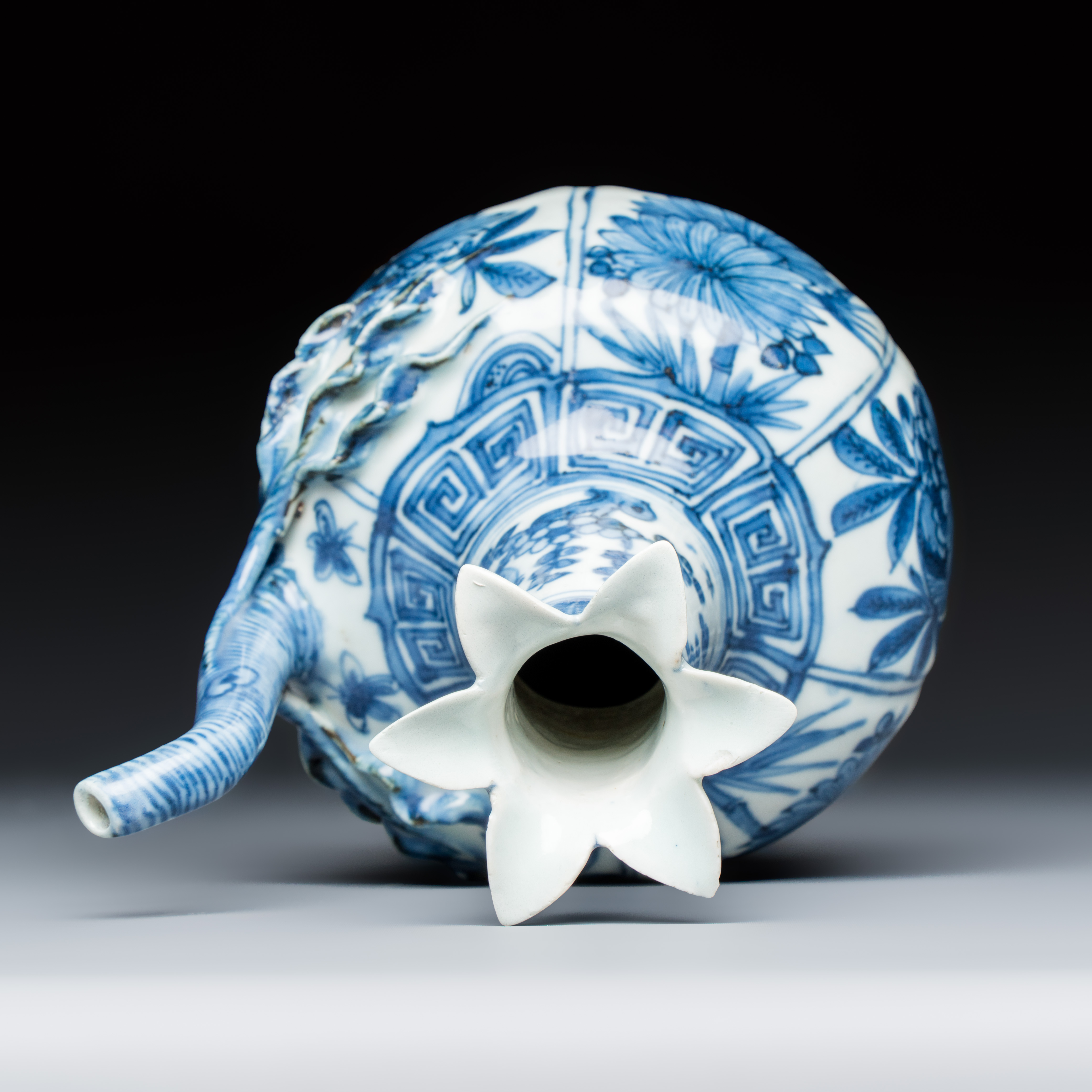 A Chinese blue and white pomegranate-shaped ewer — photo 7