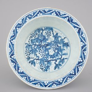 A Chinese blue and white porcelain basin with squirrels among vines, 18th C. — foto 1