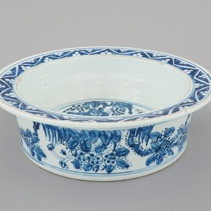 A Chinese blue and white porcelain basin with squirrels among vines, 18th C. — foto 2