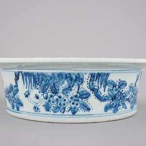 A Chinese blue and white porcelain basin with squirrels among vines, 18th C. — foto 3