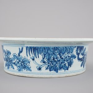 A Chinese blue and white porcelain basin with squirrels among vines, 18th C. — foto 4