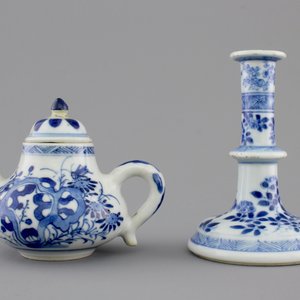 A Chinese blue and white porcelain candlestick and a miniature teapot, 18th C. — foto 1