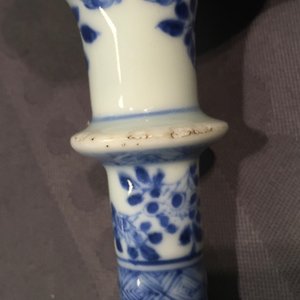 A Chinese blue and white porcelain candlestick and a miniature teapot, 18th C. — foto 11