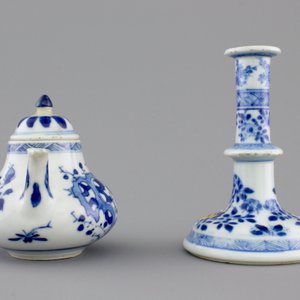 A Chinese blue and white porcelain candlestick and a miniature teapot, 18th C. — foto 2