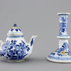 A Chinese blue and white porcelain candlestick and a miniature teapot, 18th C. — foto 3