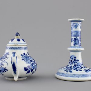 A Chinese blue and white porcelain candlestick and a miniature teapot, 18th C. — foto 4