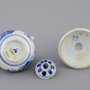 A Chinese blue and white porcelain candlestick and a miniature teapot, 18th C. — foto 5