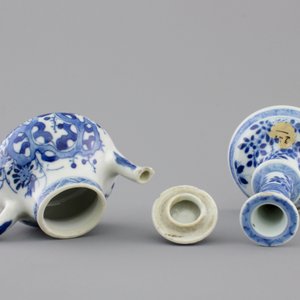 A Chinese blue and white porcelain candlestick and a miniature teapot, 18th C. — foto 6