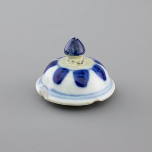 A Chinese blue and white porcelain candlestick and a miniature teapot, 18th C. — foto 7