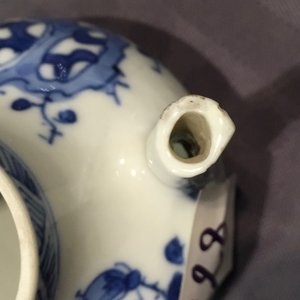 A Chinese blue and white porcelain candlestick and a miniature teapot, 18th C. — foto 8