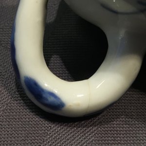 A Chinese blue and white porcelain candlestick and a miniature teapot, 18th C. — foto 9