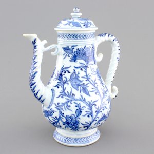 A Chinese blue and white porcelain jug and cover, Kangxi, ca. 1700 — foto 1