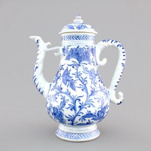 A Chinese blue and white porcelain jug and cover, Kangxi, ca. 1700 — foto 2