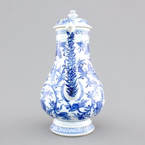 A Chinese blue and white porcelain jug and cover, Kangxi, ca. 1700 — foto 3