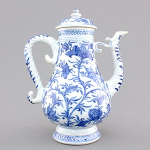 A Chinese blue and white porcelain jug and cover, Kangxi, ca. 1700 — foto 4