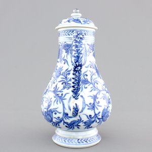 A Chinese blue and white porcelain jug and cover, Kangxi, ca. 1700 — foto 5