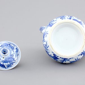 A Chinese blue and white porcelain jug and cover, Kangxi, ca. 1700 — foto 6