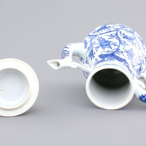 A Chinese blue and white porcelain jug and cover, Kangxi, ca. 1700 — foto 7