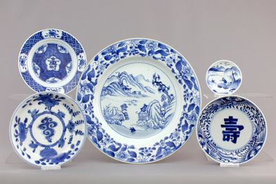 A Chinese blue and white porcelain landscape dish, 3 smaller plates and a saucer, Kangxi, ca. 1700