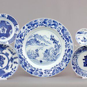 A Chinese blue and white porcelain landscape dish, 3 smaller plates and a saucer, Kangxi, ca. 1700 — 照片 1