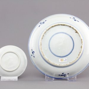 A Chinese blue and white porcelain landscape dish, 3 smaller plates and a saucer, Kangxi, ca. 1700 — 照片 2