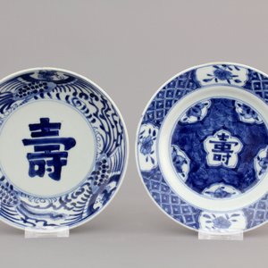 A Chinese blue and white porcelain landscape dish, 3 smaller plates and a saucer, Kangxi, ca. 1700 — 照片 3