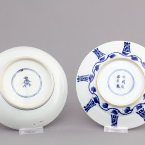 A Chinese blue and white porcelain landscape dish, 3 smaller plates and a saucer, Kangxi, ca. 1700 — 照片 4