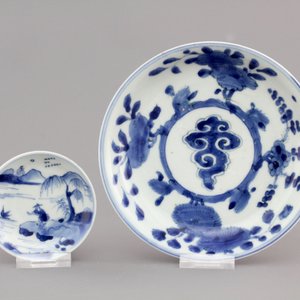 A Chinese blue and white porcelain landscape dish, 3 smaller plates and a saucer, Kangxi, ca. 1700 — 照片 5