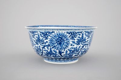 A Chinese blue and white porcelain lotus scroll bowl, 19/20th C.