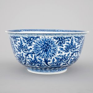 A Chinese blue and white porcelain lotus scroll bowl, 19/20th C. — photo 1