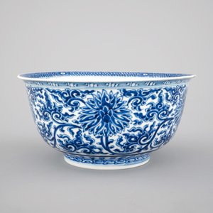 A Chinese blue and white porcelain lotus scroll bowl, 19/20th C. — photo 2