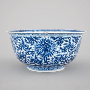 A Chinese blue and white porcelain lotus scroll bowl, 19/20th C. — photo 3