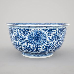 A Chinese blue and white porcelain lotus scroll bowl, 19/20th C. — photo 4