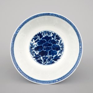 A Chinese blue and white porcelain lotus scroll bowl, 19/20th C. — photo 5