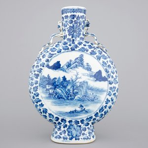 A Chinese blue and white porcelain moon flask with a fine landscape amidst lotus scrolls, 19th C. — photo 1