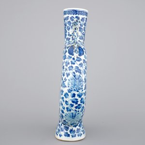 A Chinese blue and white porcelain moon flask with a fine landscape amidst lotus scrolls, 19th C. — photo 2