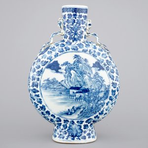 A Chinese blue and white porcelain moon flask with a fine landscape amidst lotus scrolls, 19th C. — photo 3
