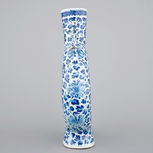 A Chinese blue and white porcelain moon flask with a fine landscape amidst lotus scrolls, 19th C. — photo 4