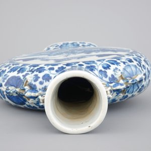 A Chinese blue and white porcelain moon flask with a fine landscape amidst lotus scrolls, 19th C. — photo 5
