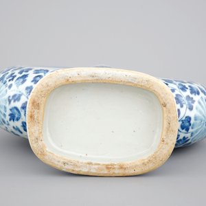 A Chinese blue and white porcelain moon flask with a fine landscape amidst lotus scrolls, 19th C. — photo 6