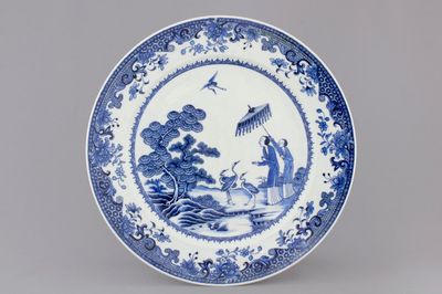 A Chinese blue and white porcelain plate after Cornelis Pronk: "Dames au parasol", 18th C.