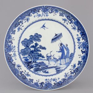 A Chinese blue and white porcelain plate after Cornelis Pronk: "Dames au parasol", 18th C. — photo 1