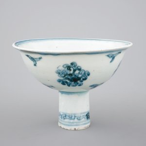 A Chinese blue and white porcelain stemcup with flowers and birds, early Ming, ca. 1500 — photo 4