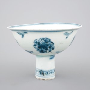 A Chinese blue and white porcelain stemcup with flowers and birds, early Ming, ca. 1500 — photo 5
