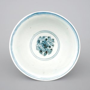 A Chinese blue and white porcelain stemcup with flowers and birds, early Ming, ca. 1500 — photo 6