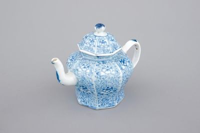 A Chinese blue and white porcelain teapot with cover, Kangxi, ca. 1700